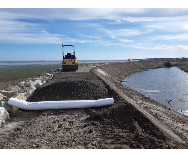 Reinforcement of a protective seawall on Île de Ré
